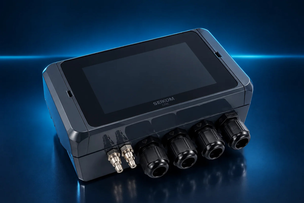 SEIKOM ONE mit Touchdisplay und Anschlüssen vor blauem Lichthintergrund