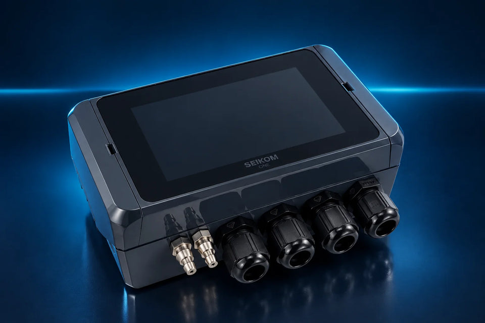 SEIKOM ONE mit Touchdisplay und Anschlüssen vor blauem Lichthintergrund